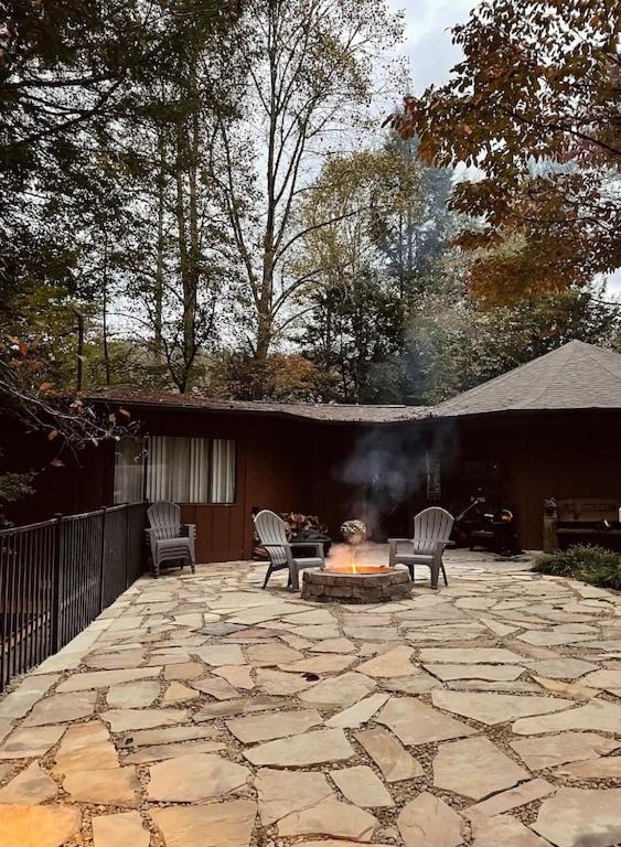 Cabin With Treehouse Views, 3 King Beds, 4 Bunks, And Large Hot Tub! Gatlinburg Bagian luar foto