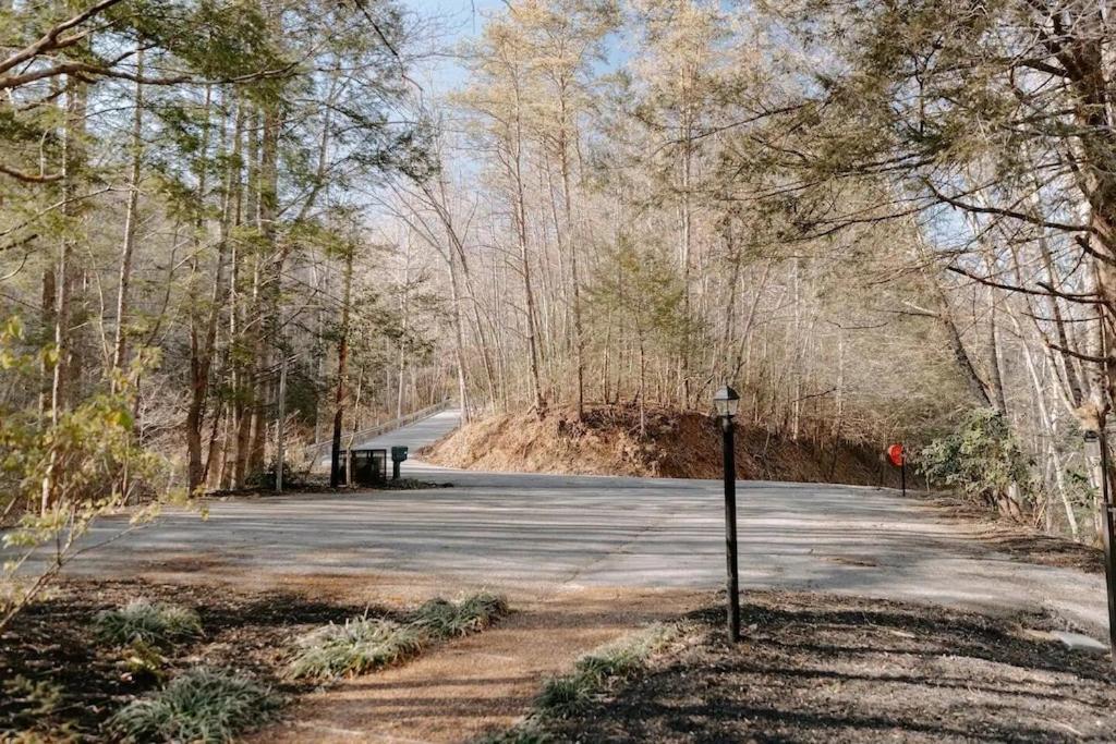 Cabin With Treehouse Views, 3 King Beds, 4 Bunks, And Large Hot Tub! Gatlinburg Bagian luar foto