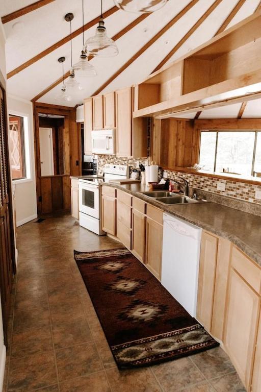 Cabin With Treehouse Views, 3 King Beds, 4 Bunks, And Large Hot Tub! Gatlinburg Bagian luar foto