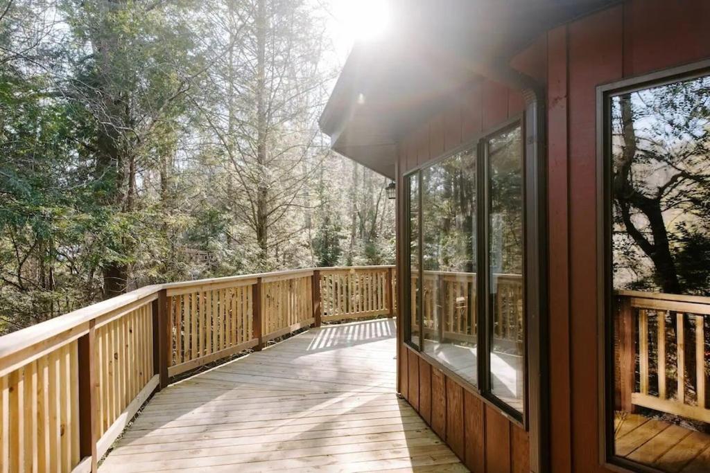 Cabin With Treehouse Views, 3 King Beds, 4 Bunks, And Large Hot Tub! Gatlinburg Bagian luar foto