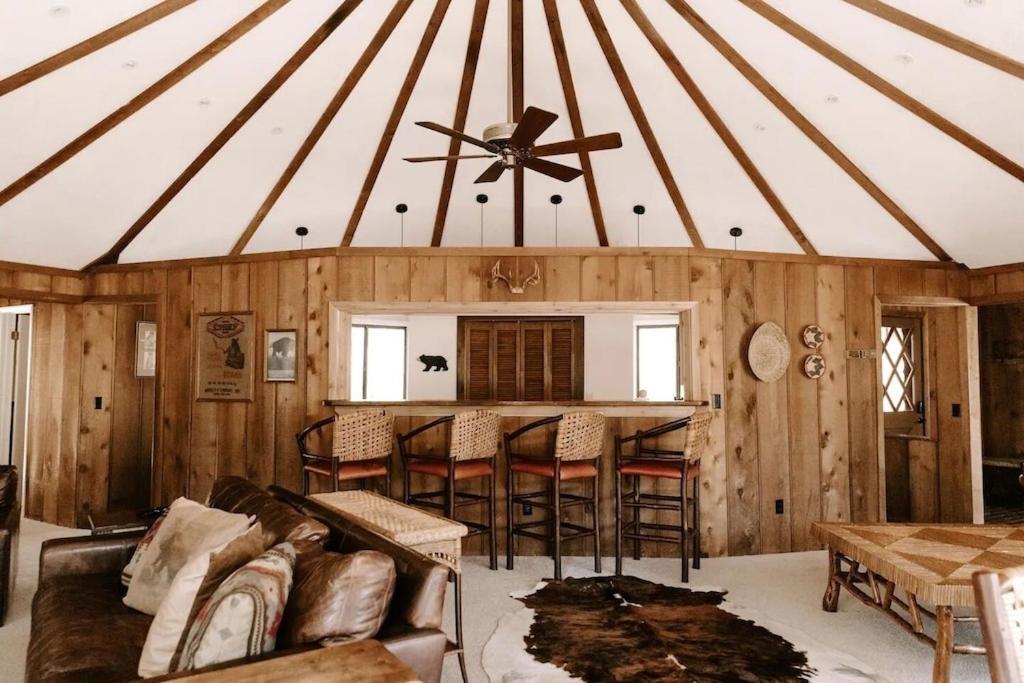 Cabin With Treehouse Views, 3 King Beds, 4 Bunks, And Large Hot Tub! Gatlinburg Bagian luar foto