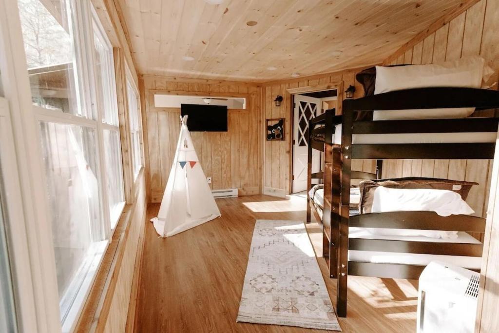 Cabin With Treehouse Views, 3 King Beds, 4 Bunks, And Large Hot Tub! Gatlinburg Bagian luar foto