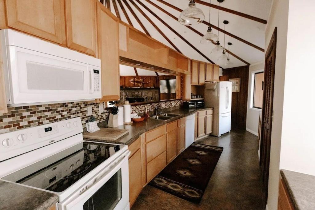 Cabin With Treehouse Views, 3 King Beds, 4 Bunks, And Large Hot Tub! Gatlinburg Bagian luar foto