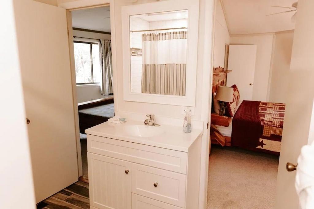 Cabin With Treehouse Views, 3 King Beds, 4 Bunks, And Large Hot Tub! Gatlinburg Bagian luar foto