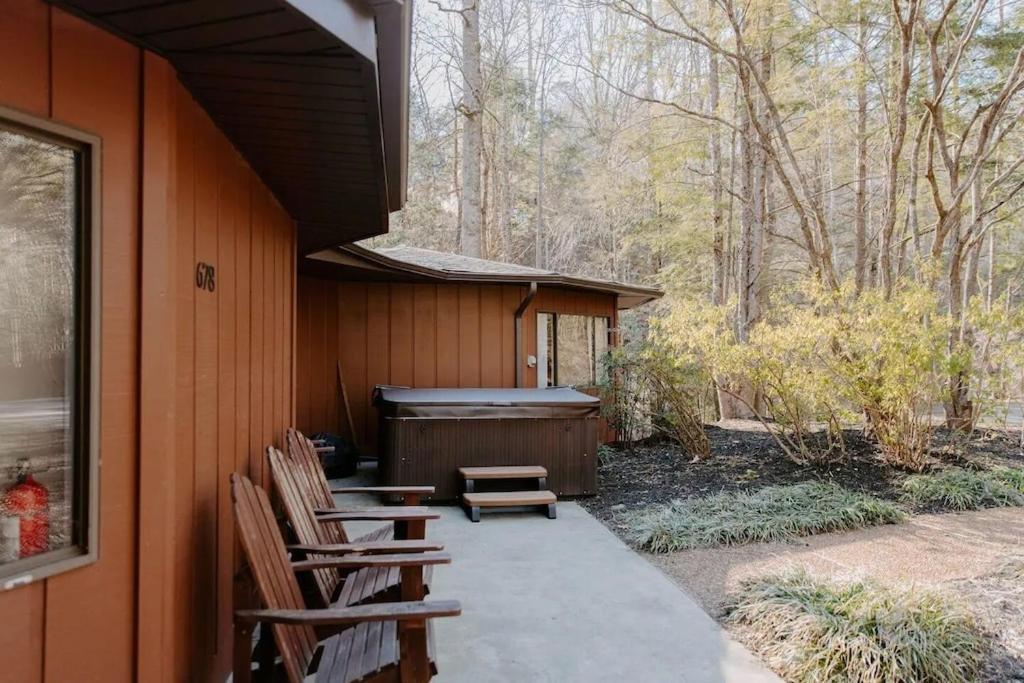 Cabin With Treehouse Views, 3 King Beds, 4 Bunks, And Large Hot Tub! Gatlinburg Bagian luar foto
